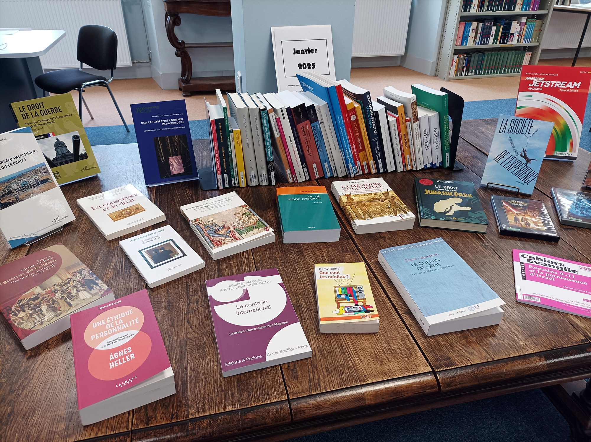 Photographie des livres exposés sur la table des nouveautés.